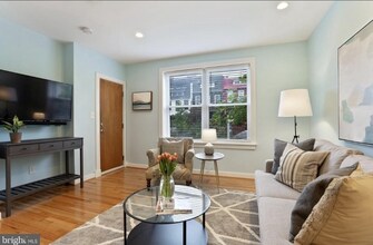 302 Todd Pl NE, Unit Apt # 1 in Washington, DC - Foto de edificio - Building Photo