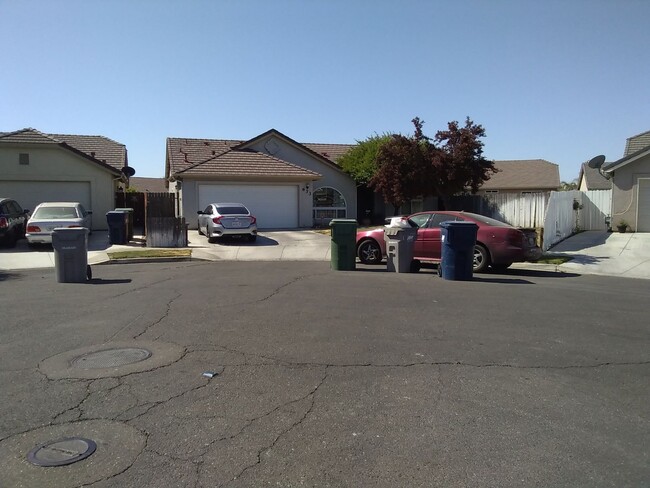 633 Langley Ct in Los Banos, CA - Building Photo - Building Photo