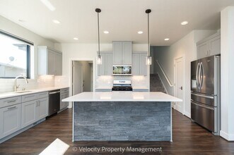 10465 Bitterbrush Ct in Redmond, OR - Building Photo - Building Photo