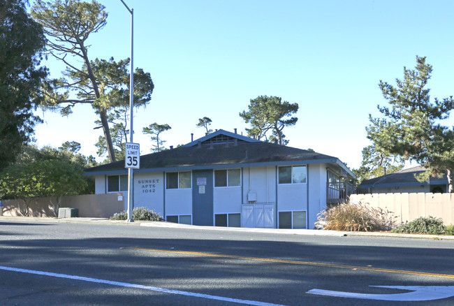 Sunset Apartments in Pacific Grove, CA - Foto de edificio - Building Photo