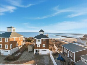 246 Sand Hill Cove Rd in Narragansett, RI - Building Photo - Building Photo
