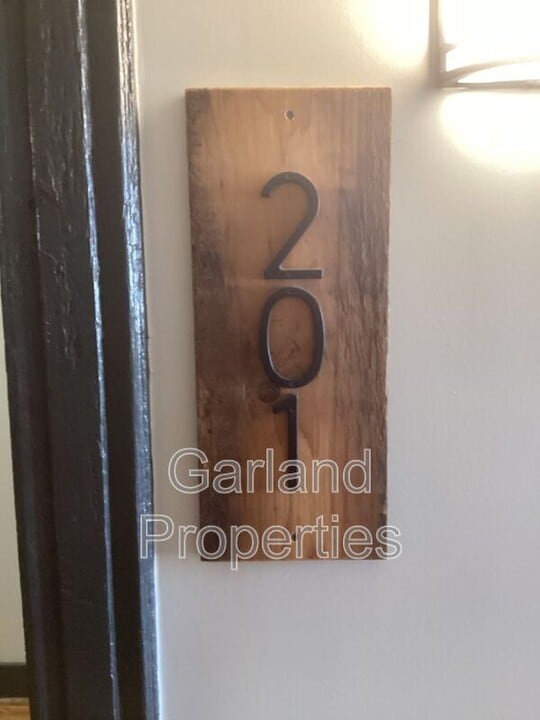 73 W Main St in Pulaski, VA - Building Photo