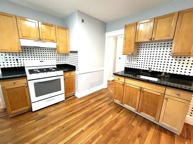 130 Grove St, Unit 1 in Boston, MA - Building Photo - Building Photo
