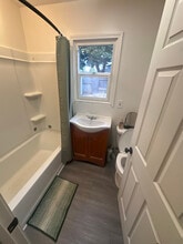 1728 NW Crouch St in Roseburg, OR - Building Photo - Building Photo