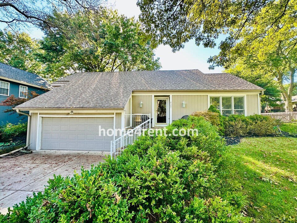 8600 Alden Ln in Lenexa, KS - Building Photo