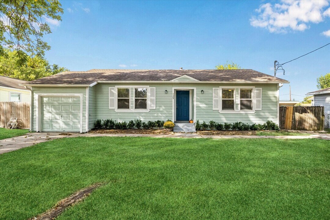 129 E 6th St in Deer Park, TX - Building Photo