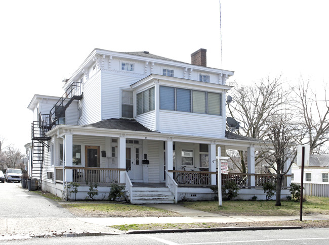 44 Broad St in Manasquan, NJ - Foto de edificio - Building Photo