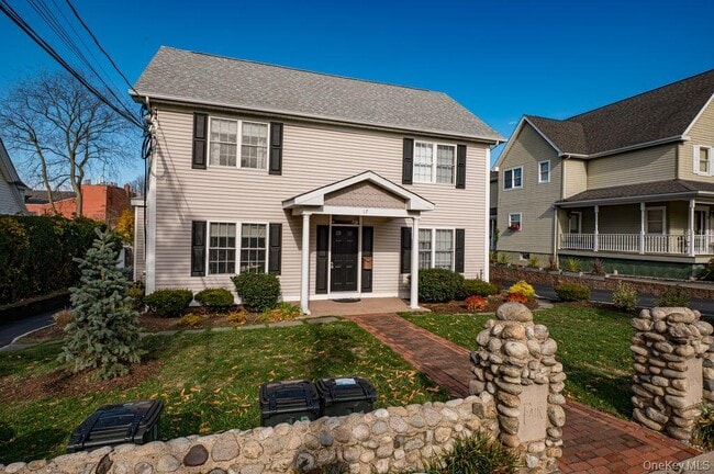 17 Fairview St in Huntington, NY - Building Photo - Building Photo