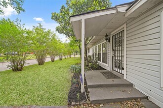 8302 Braeburn Valley Dr in Houston, TX - Building Photo - Building Photo