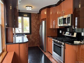 713 Yonkers Ave in Yonkers, NY - Building Photo