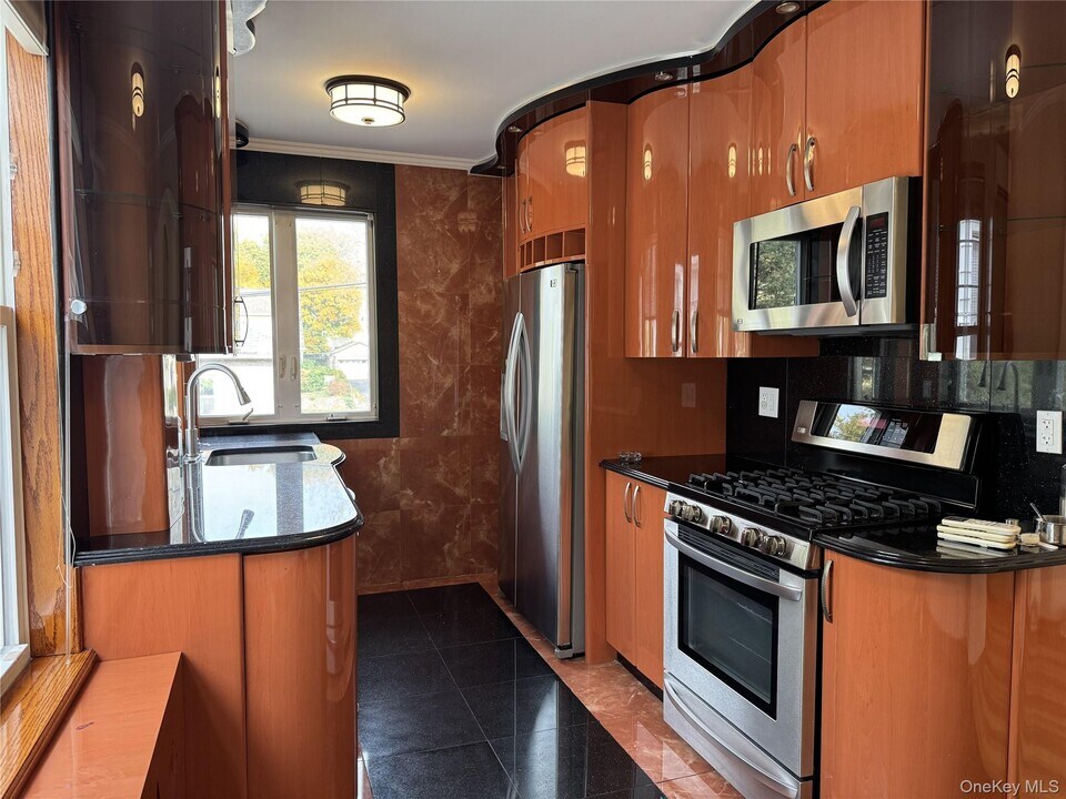 713 Yonkers Ave in Yonkers, NY - Building Photo