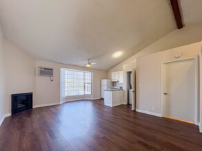 10256 McClemont Ave in Los Angeles, CA - Foto de edificio - Building Photo