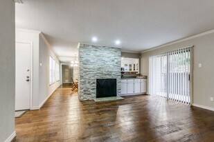 5335 Bent Tree Forest Dr in Dallas, TX - Building Photo