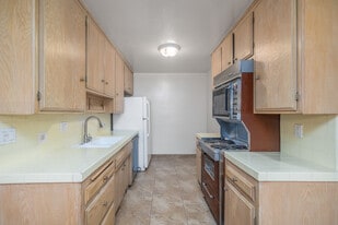 Harper Arms in West Hollywood, CA - Building Photo