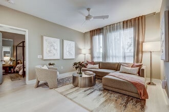 Griffis Platinum Triangle in Anaheim, CA - Foto de edificio - Building Photo