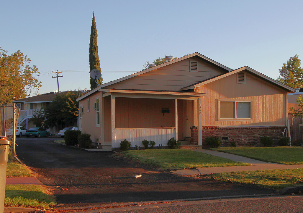 1564 Vermont Ave in West Sacramento, CA - Foto de edificio