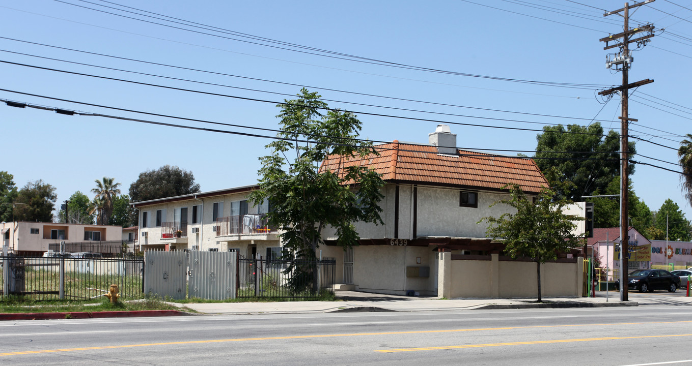 6439 Woodman Ave in Van Nuys, CA - Foto de edificio