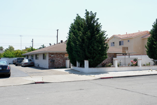 2212 Mountain View Ave in Anaheim, CA - Foto de edificio - Building Photo