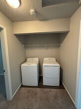 122 W Hills Ln in Waterloo, IA - Building Photo - Building Photo