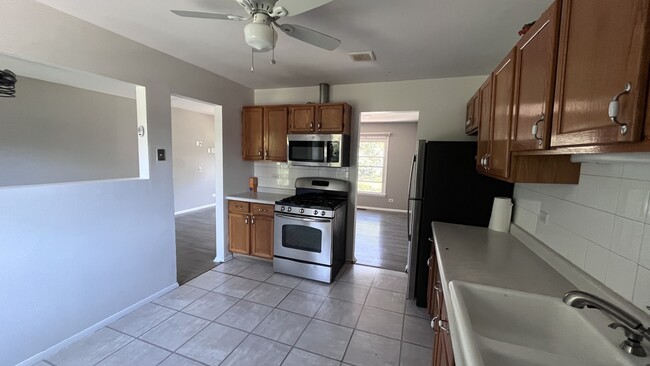 110 Woodcrest Cir in Streamwood, IL - Building Photo - Building Photo
