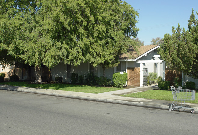 81-89 W Santa Ana Ave in Clovis, CA - Foto de edificio - Building Photo