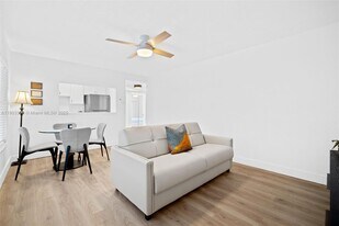 9241 Collins Ave in Surfside, FL - Building Photo