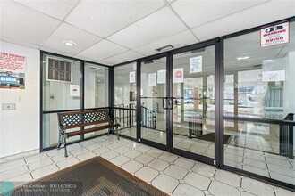 4154 Inverrary Dr in Lauderhill, FL - Foto de edificio - Building Photo