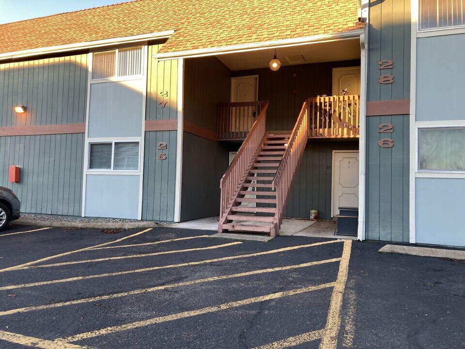 146 NE Atkinson Ct in Roseburg, OR - Foto de edificio