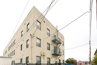 3012 Halldale Ave in Los Angeles, CA - Foto de edificio - Building Photo