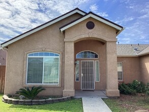 1661 Redbud St in Lemoore, CA - Building Photo - Building Photo