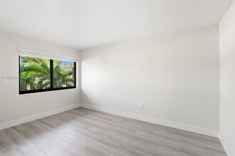 1330 W 29th St in Hialeah, FL - Foto de edificio - Building Photo