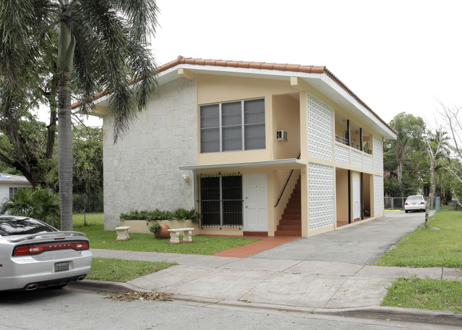 36 Santillane Ave in Coral Gables, FL - Foto de edificio - Building Photo