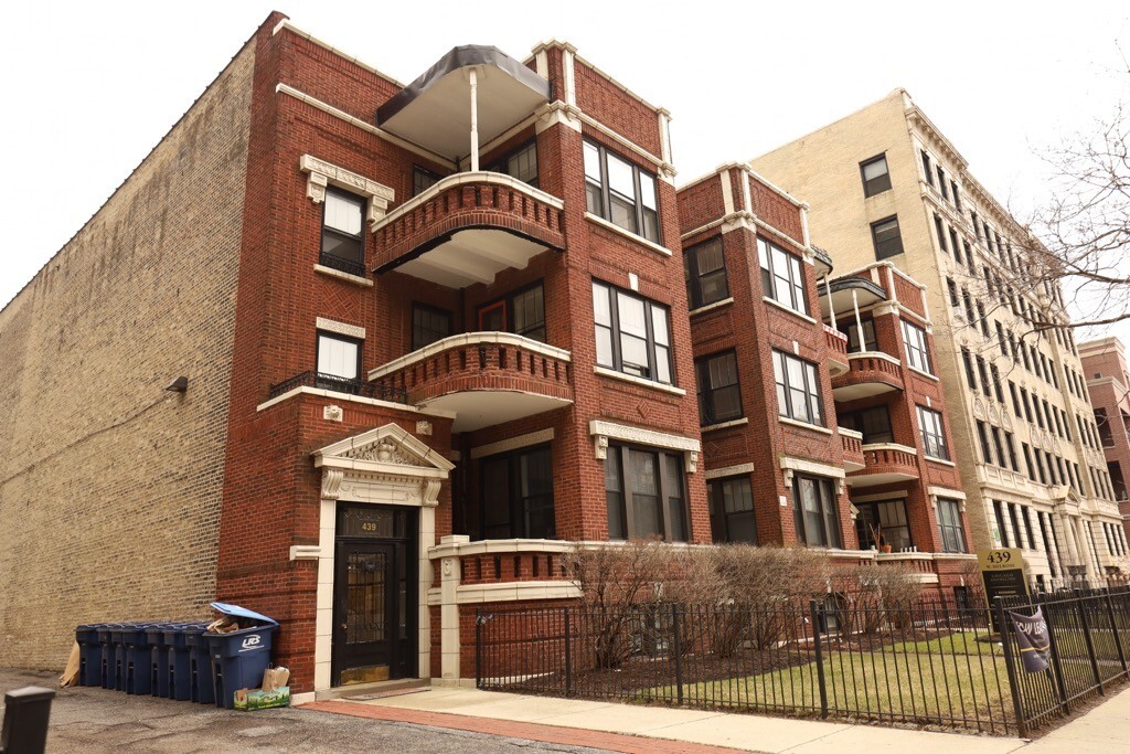 437 W Melrose St in Chicago, IL - Building Photo