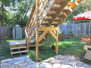 9 Unaka Ave, Unit Upstairs in Asheville, NC - Foto de edificio - Building Photo