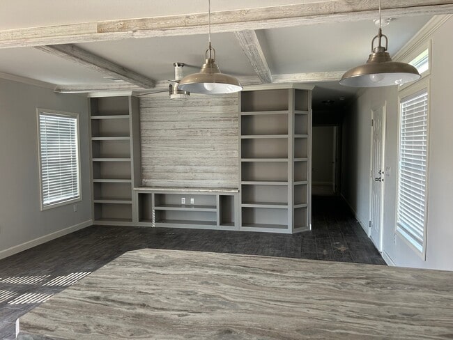 1605 Ave Z in Hondo, TX - Foto de edificio - Building Photo