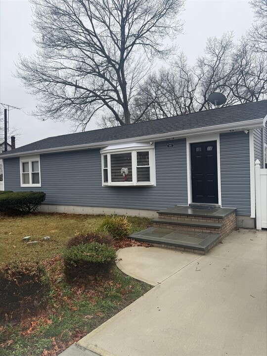836 Old Town Rd in Selden, NY - Building Photo