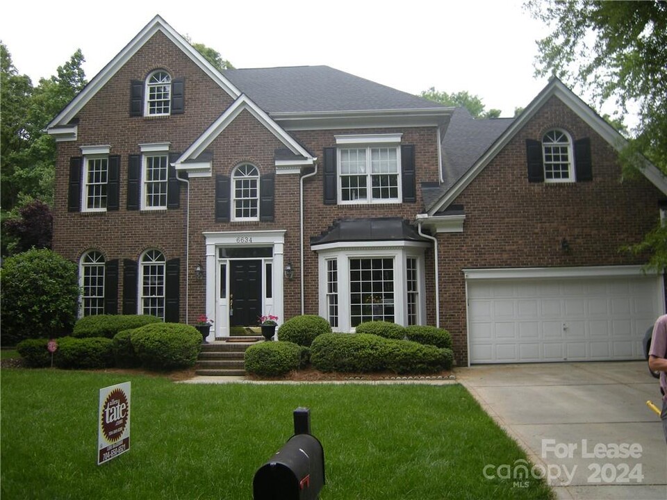 6634 Fairhope Ct in Charlotte, NC - Building Photo