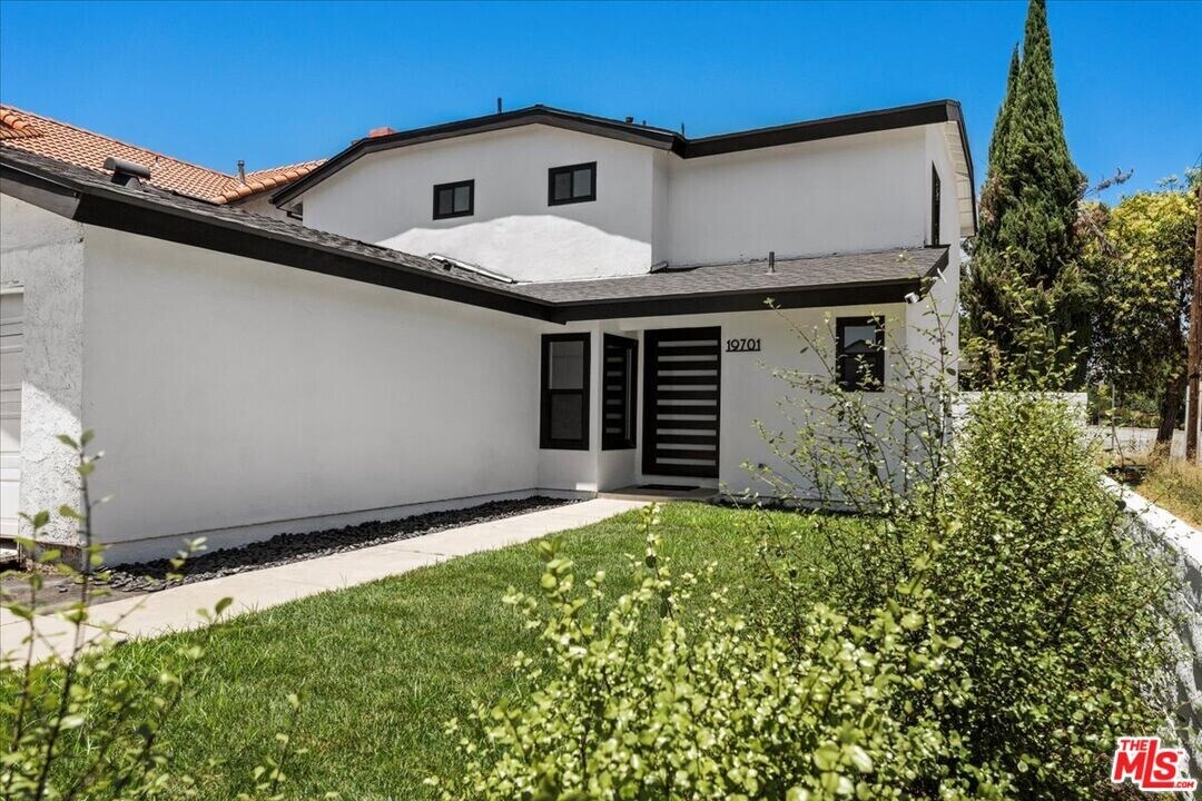19701 Blythe St in Los Angeles, CA - Building Photo