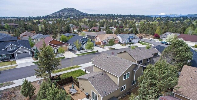 2230 NE Indigo Ln in Bend, OR - Foto de edificio - Building Photo