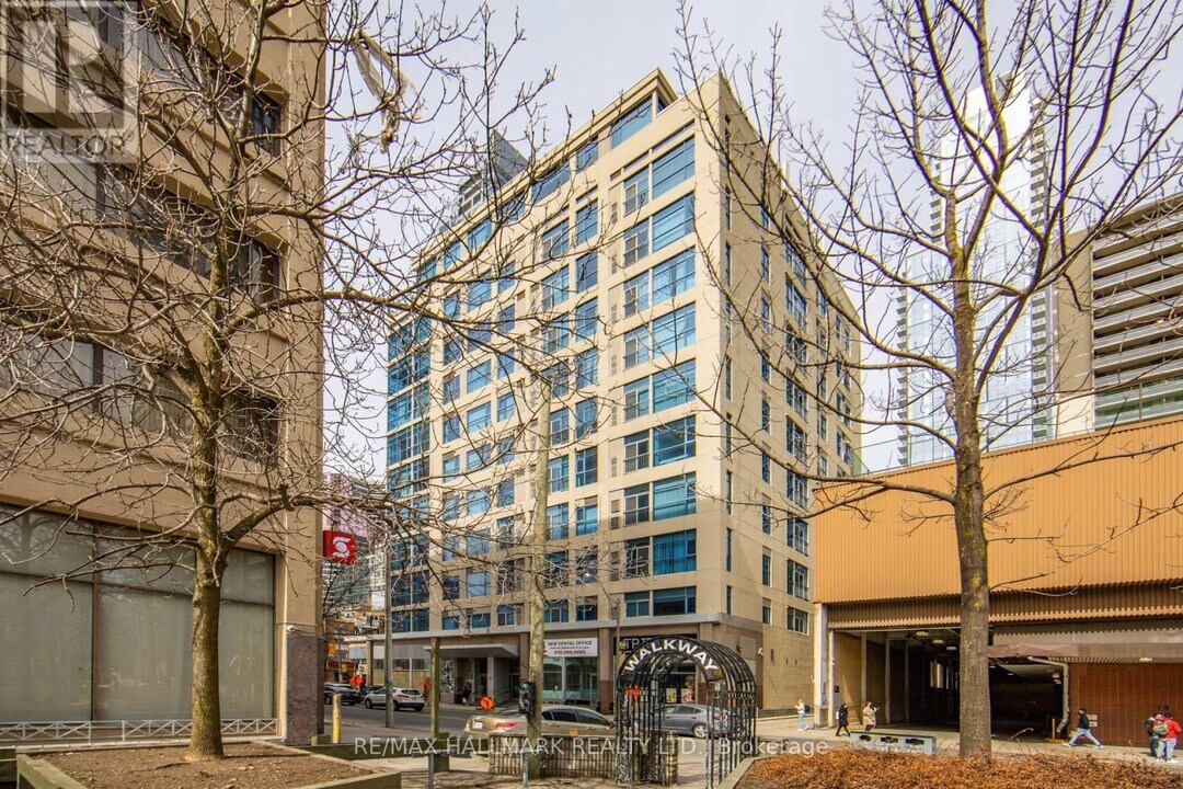 8-318 Wellesley St E in Toronto, ON - Building Photo
