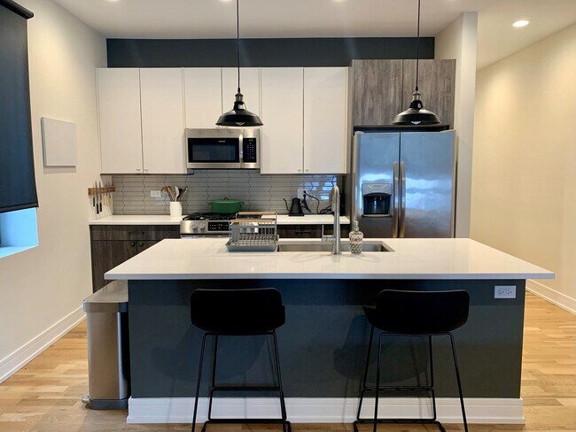 2556 W Armitage Ave-Unit -206 in Chicago, IL - Foto de edificio - Building Photo