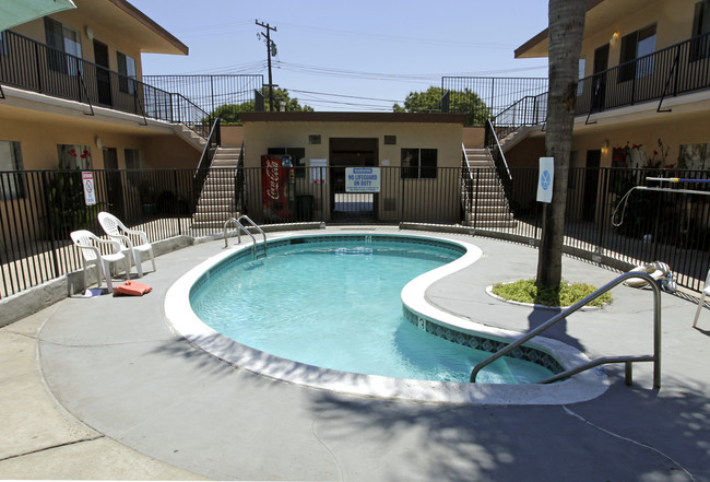 The Palms Apartments in Anaheim, CA - Building Photo - Building Photo