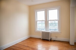 17A Park Ln S in Hempstead, NY - Building Photo