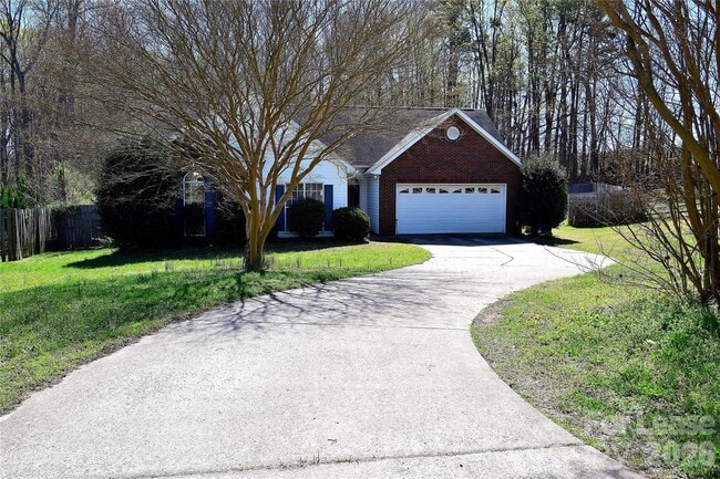 614 Meadowbrook Dr in Matthews, NC - Foto de edificio - Building Photo