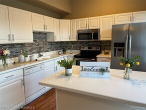 924 Sandalwood Dr in Troy, MI - Building Photo - Building Photo