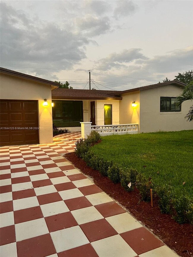 7619 Dilido Blvd in Miramar, FL - Foto de edificio - Building Photo