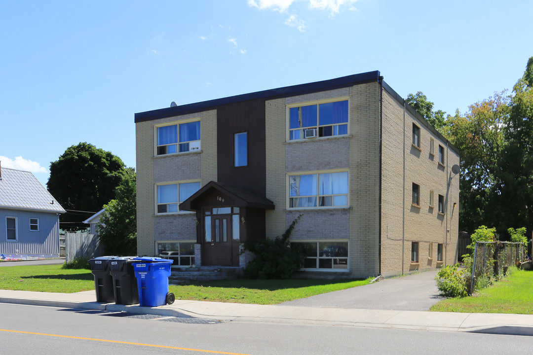 109 Gowan St in Barrie, ON - Building Photo