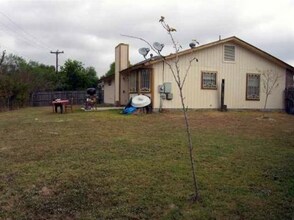 6991 Sunset Village Dr in San Antonio, TX - Building Photo - Building Photo