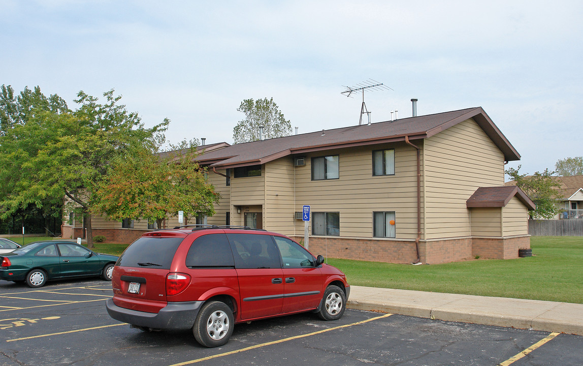 Woodside Village in Racine, WI - Building Photo