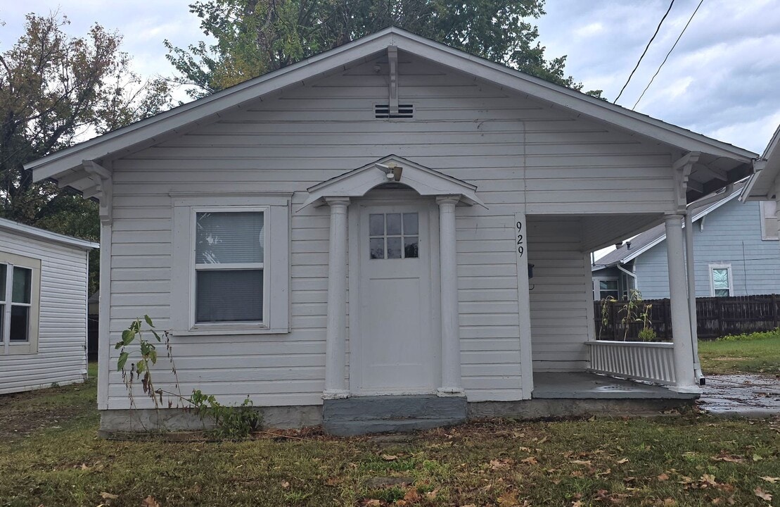 929 E Turner St in Springfield, MO - Building Photo